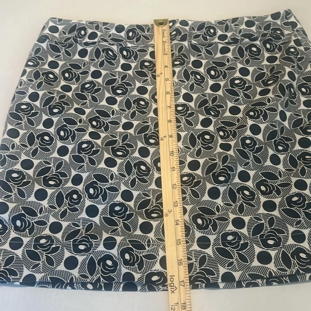 LOFT Stretch Floral White with Black Rose Print Seamed Mini Skirt Size 12